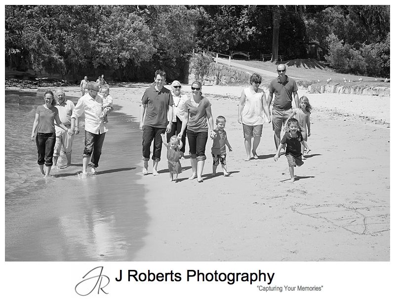 B&W portrait of an extended family at the beach clifton gardens mosman - sydney family portrait photography